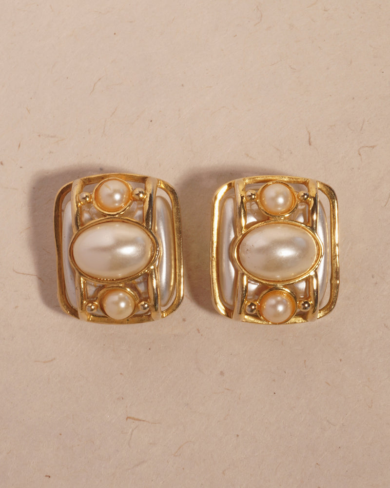 VINTAGE ABSTRACT FAUX PEARL STATEMENT EARRING