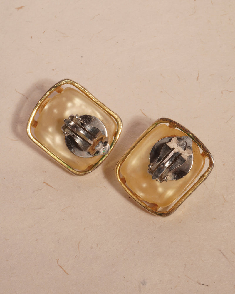 VINTAGE ABSTRACT FAUX PEARL STATEMENT EARRING