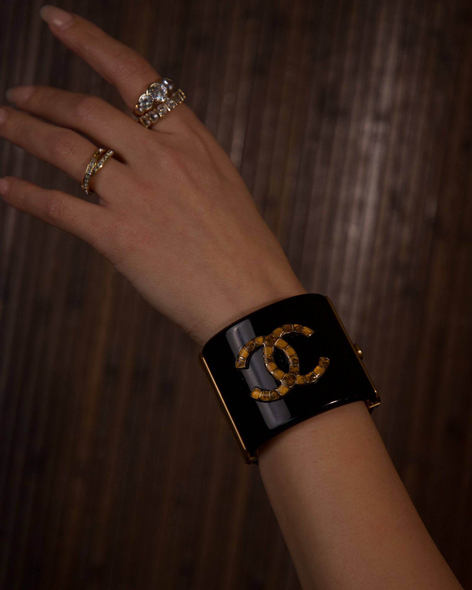 CHANEL ロゴデザイン リング ゴールド ブラック7号 CHANEL CC Logo Toggle Black Leather Bracelet 7.8