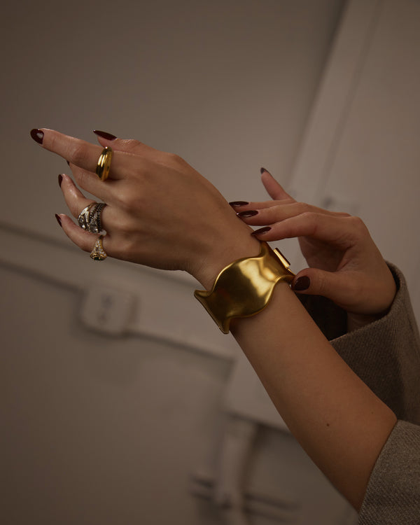 VINTAGE ESSEX MATTE GOLD WAVY CUFF