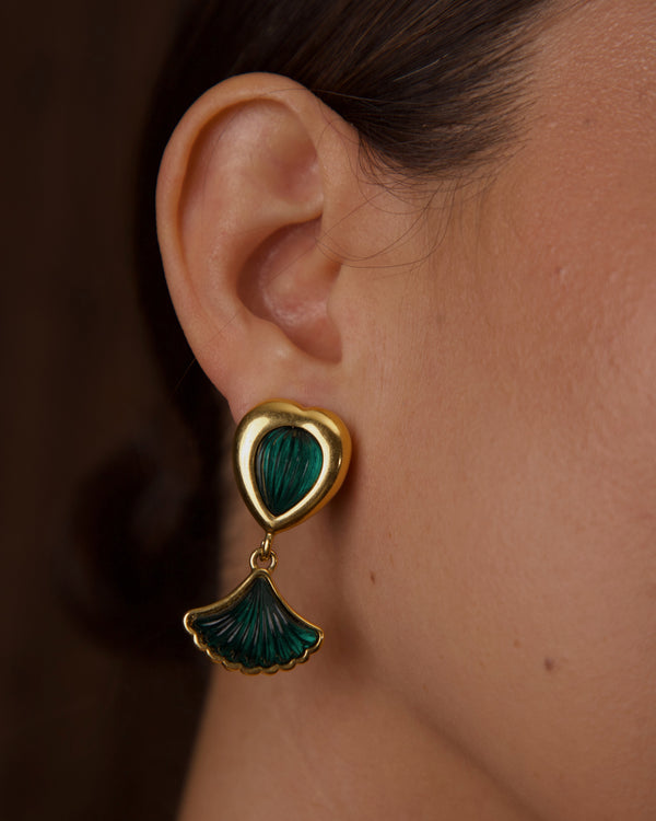 VINTAGE FLUTED LUCITE CLIP ONS