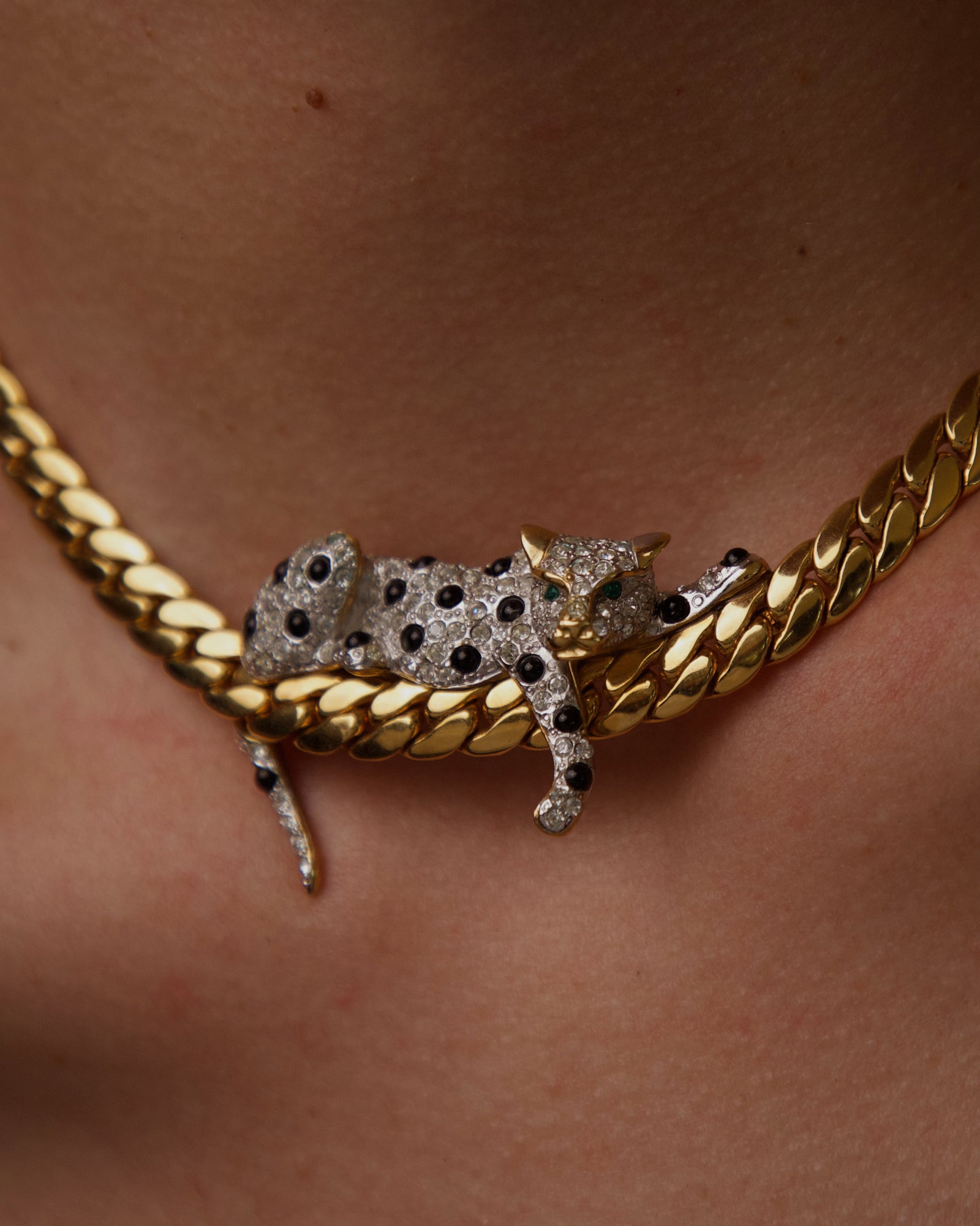 JLALDENKAMPLOUNGINGLEOPARDNECK