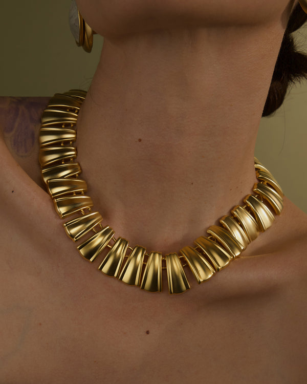 VINTAGE MATTE GOLD AK LINK NECKLACE