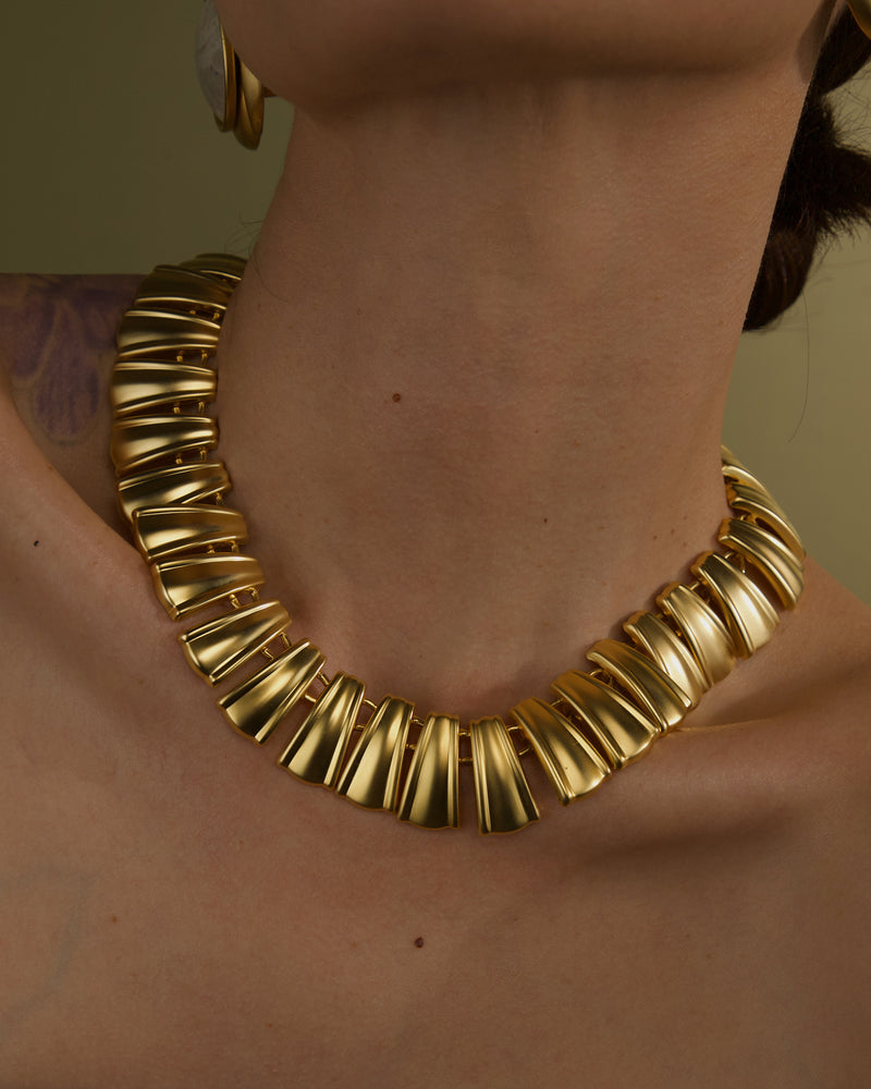 VINTAGE MATTE GOLD AK LINK NECKLACE