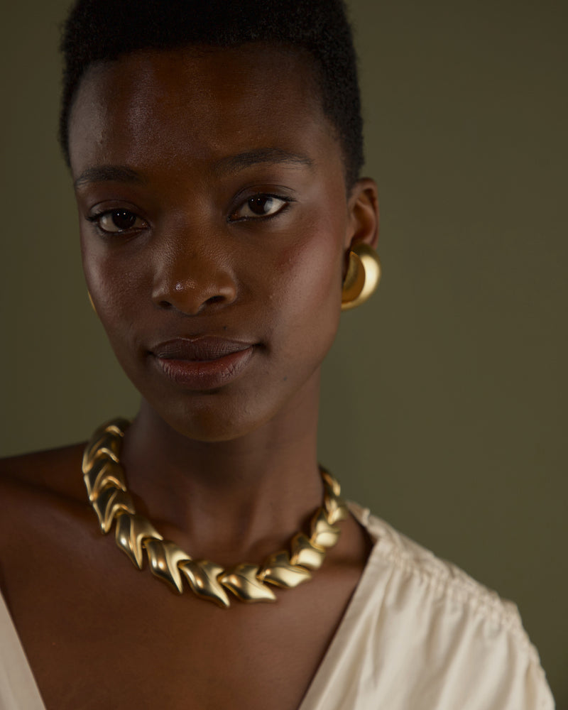 VINTAGE MATTE GOLD FISHTAIL STATEMENT NECKLACE