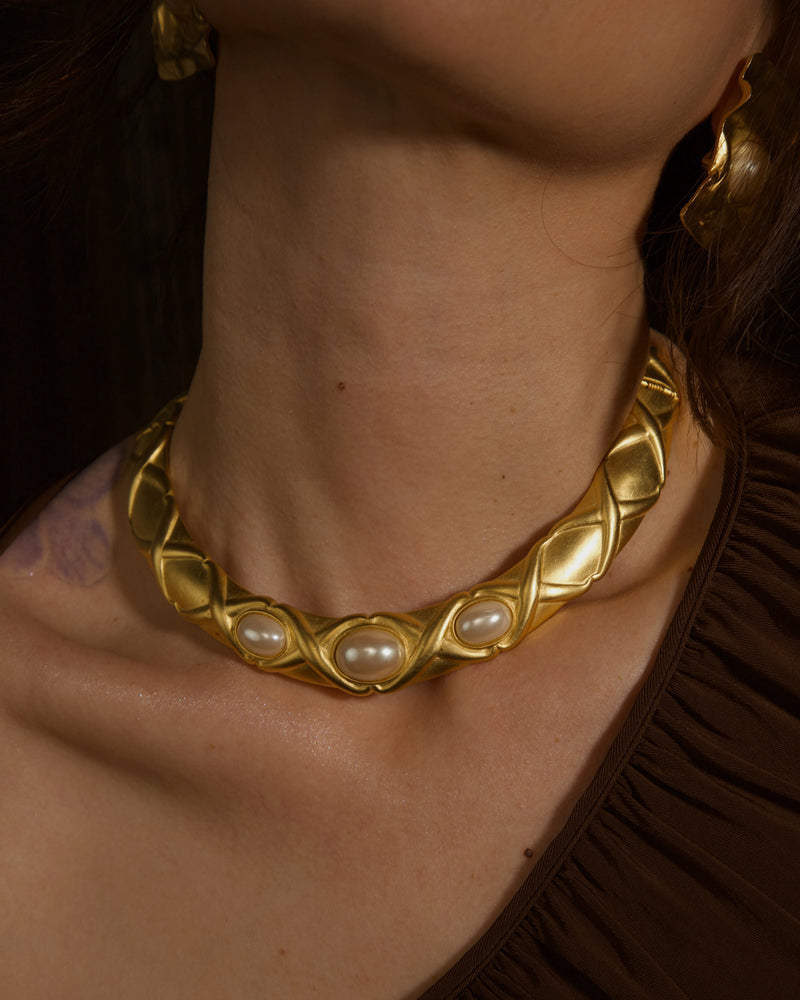 VINTAGE MATTE GOLD PEARL CAB COLLAR