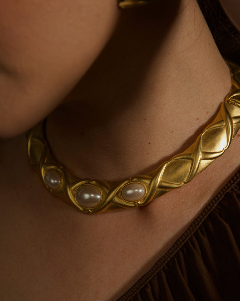 VINTAGE MATTE GOLD PEARL CAB COLLAR