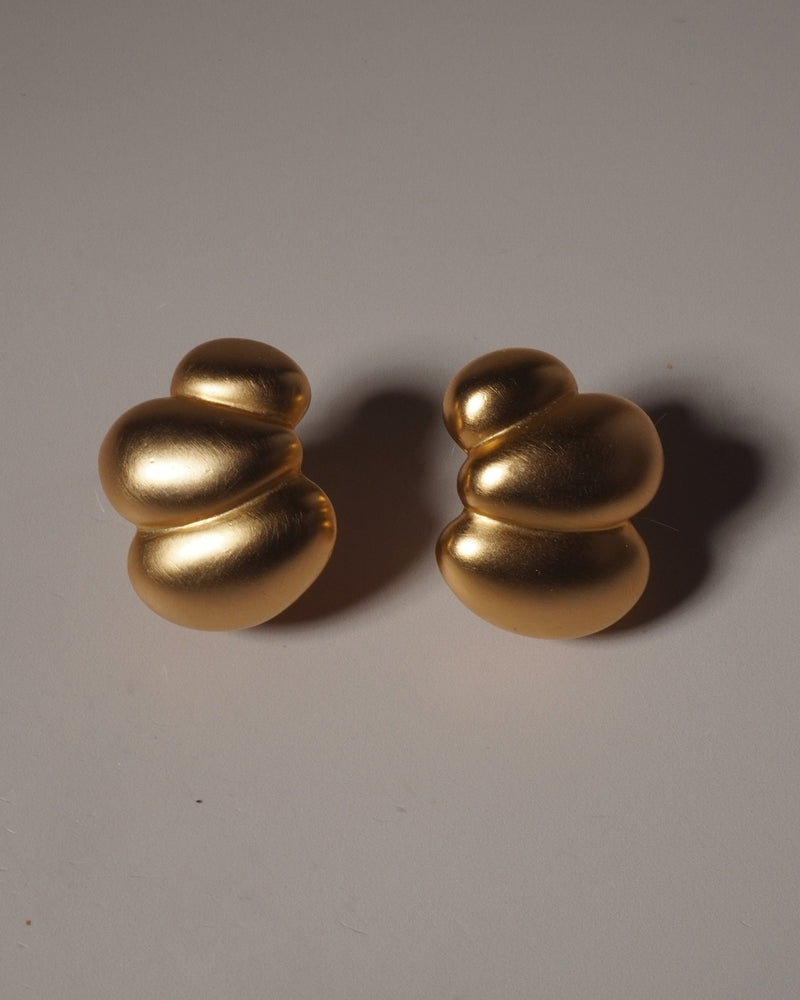 VINTAGE MATTE GOLD RIBBED CLIP ONS