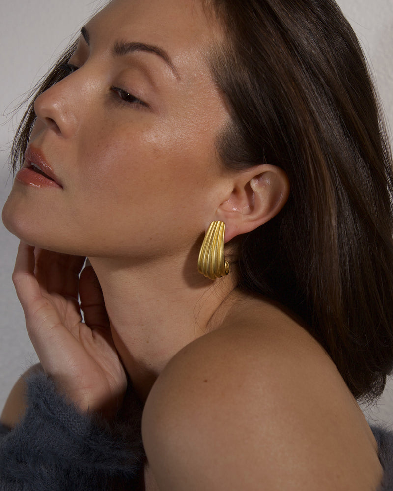 VINTAGE MATTE GOLD RIBBED EARRINGS