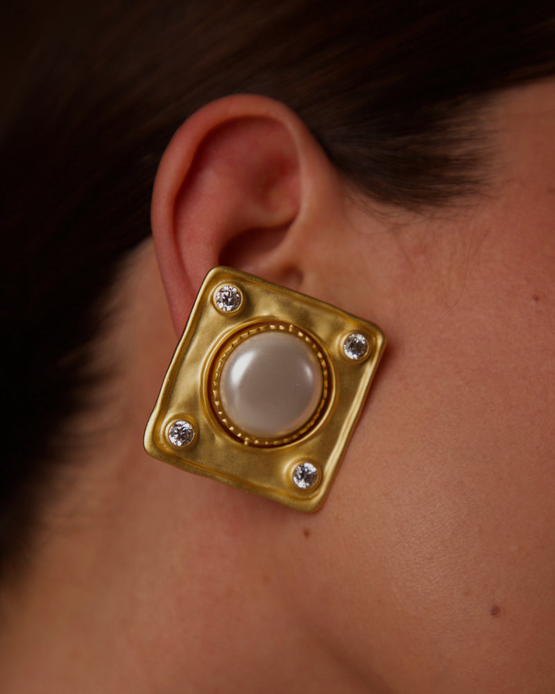 REIGN EARRINGS (WHITE/PEARL)