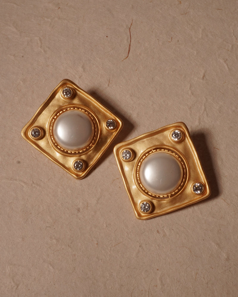 REIGN EARRINGS (WHITE/PEARL)