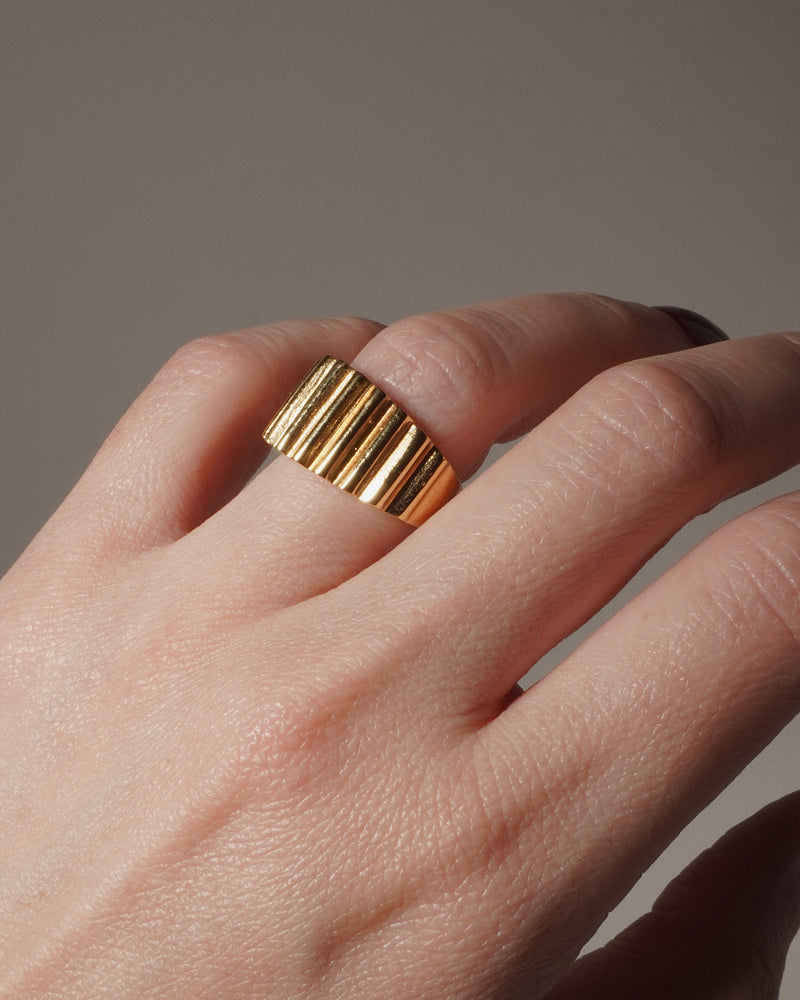 VINTAGE RIBBED GOLD BAND