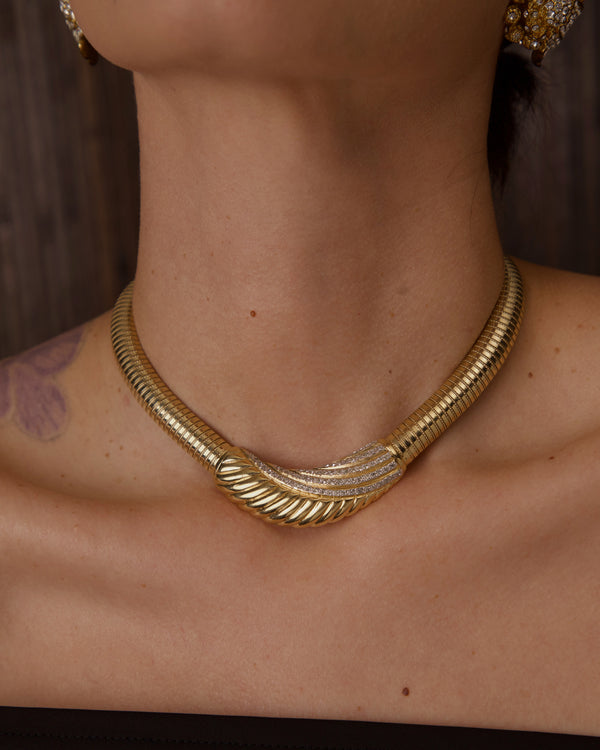 VINTAGE VOGUE BIJOUX PAVÉ RIBBED OMEGA NECKLACE